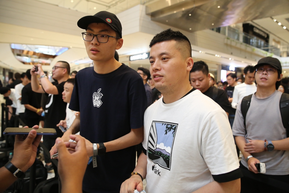 Chen is said to have visited all the Apple Stores in China, but Malaysia is the first one he visited abroad. — Picture by Yusof Mat Isa