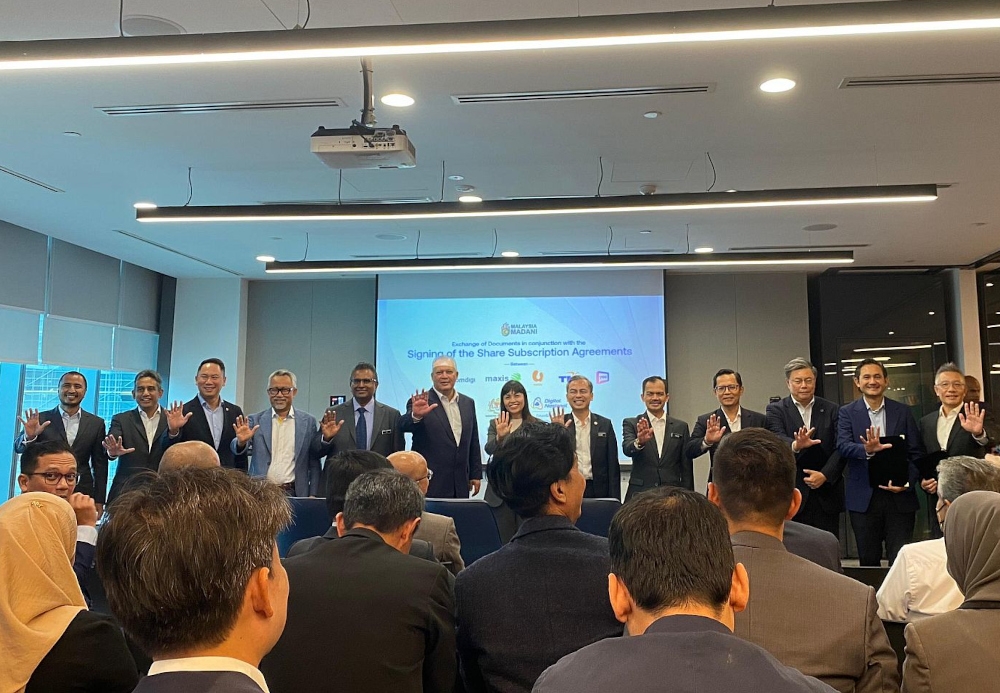 At the end of last year, CelcomDigi, Maxis, U Mobile, TM and YTL Communications signed a Share Subscription Agreement to collectively acquire a 70 per cent stake in DNB. — SoyaCincau pic