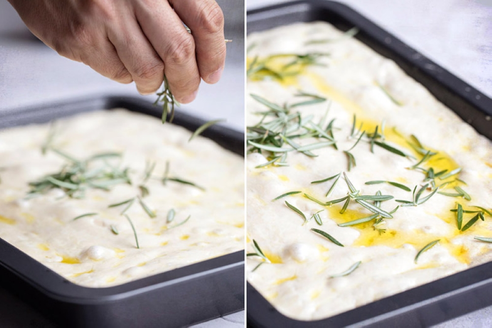 Sprinkle the dough with the fresh rosemary leaves and pour enough olive oil to coat the surface.