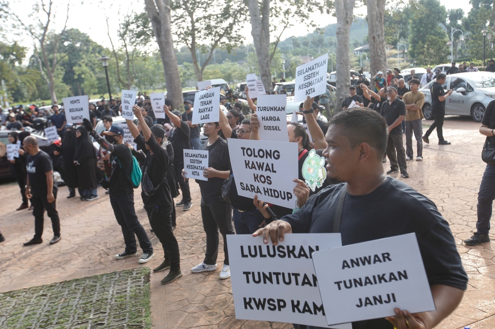 Protesters gather during the 'Rakyat Tolak Anwar' demonstration at the Seri Perdana Complex in Putrajaya June 29, 2024. — Picture by Sayuti Zainudin 