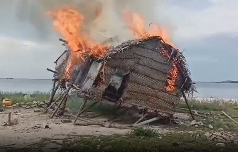 Mukmin Nantang from Borneo Komrad rejected Sabah minister Christina Liew’s assertion that the villagers burnt down their own homes when the authorities left. — Video screencap
