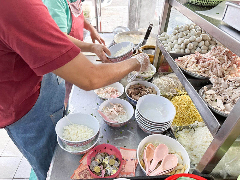 Every bowl of 'kuey teow thng' is meticulously cooked by Gooi's son, where their 'mise en place' includes all the garnishes prepped ahead for a quick turnover of orders.