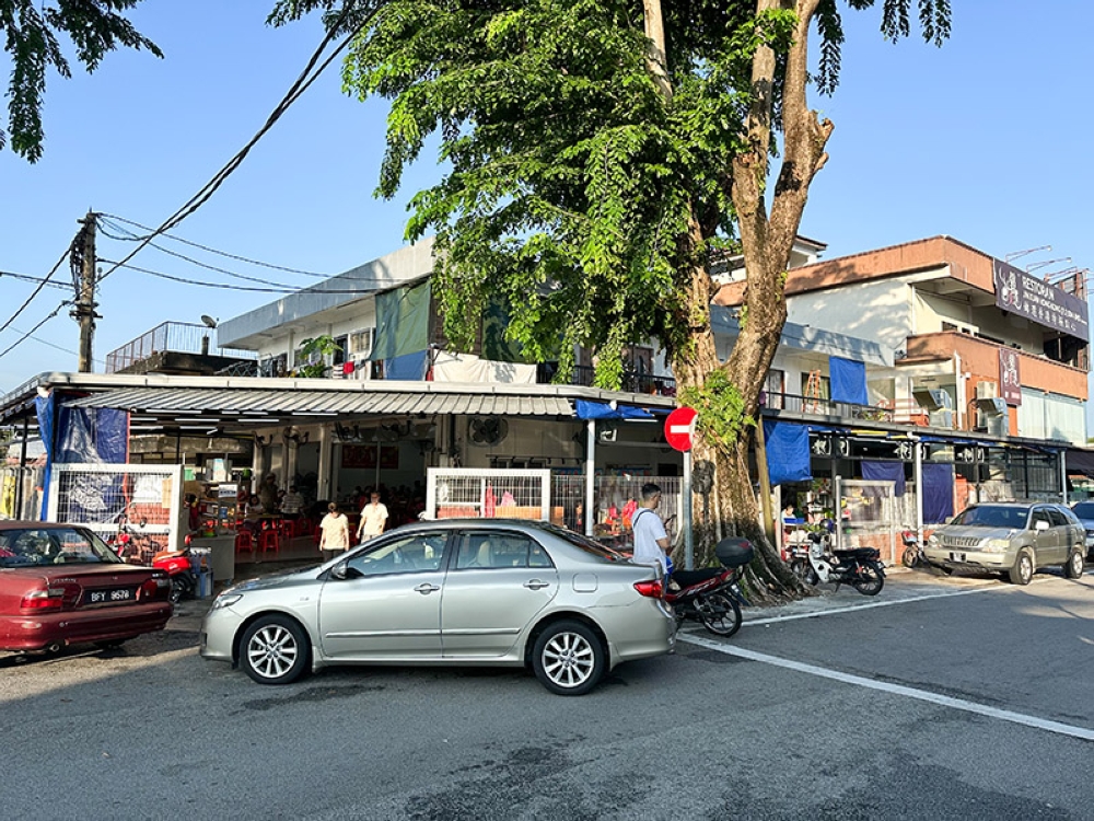There's just a makeshift banner at the fence but this is the frontage of Restoran Shoon Lee, which is opposite Heng Kee Bak Kut Teh.