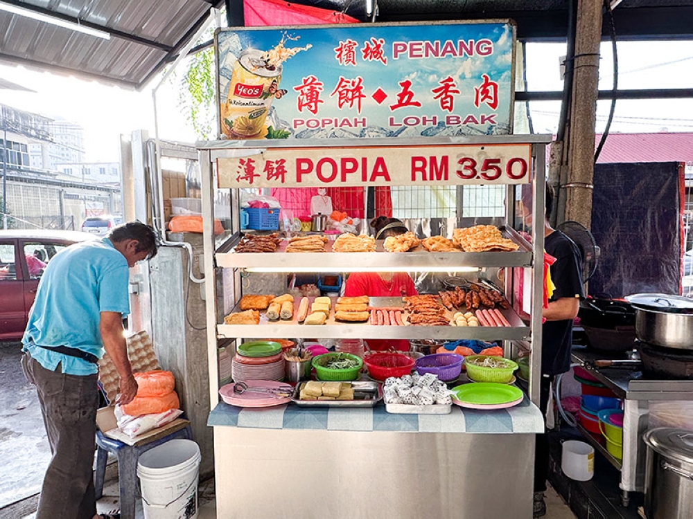 You can create your 'Penang moment' here with a bowl of 'kuey teow thng' and your favourite fried snacks from the Penang Lorbak stall.