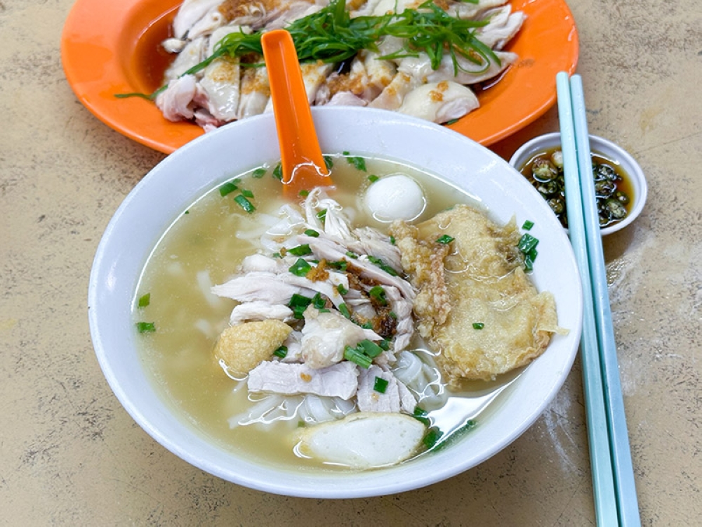State Kuey Teow Thng's offering has a rich chicken broth with 'kuey teow', topped with chicken meat, fish cake, fish ball, 'fuchuk' and a dollop of fried garlic.