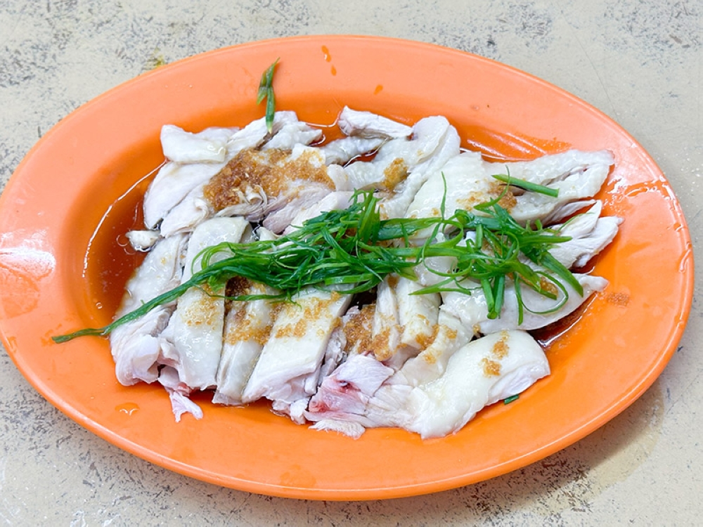 Here, they serve silky smooth poached chicken using 'tai shan kiok' chickens from Bukit Mertajam.