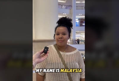 当“马来西亚女士”访问马来西亚时：美国游客受到当地人的热烈欢迎……
