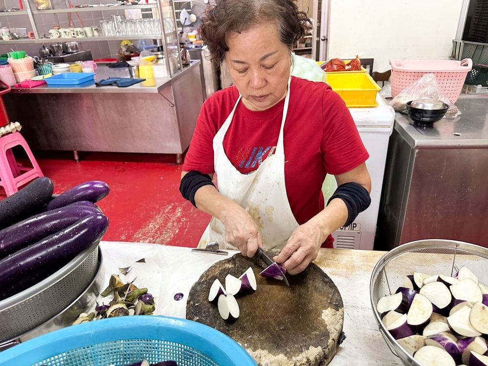 Say hi to Kam Jeh, the lady behind the curry mee who has been in business for more than 30 years.