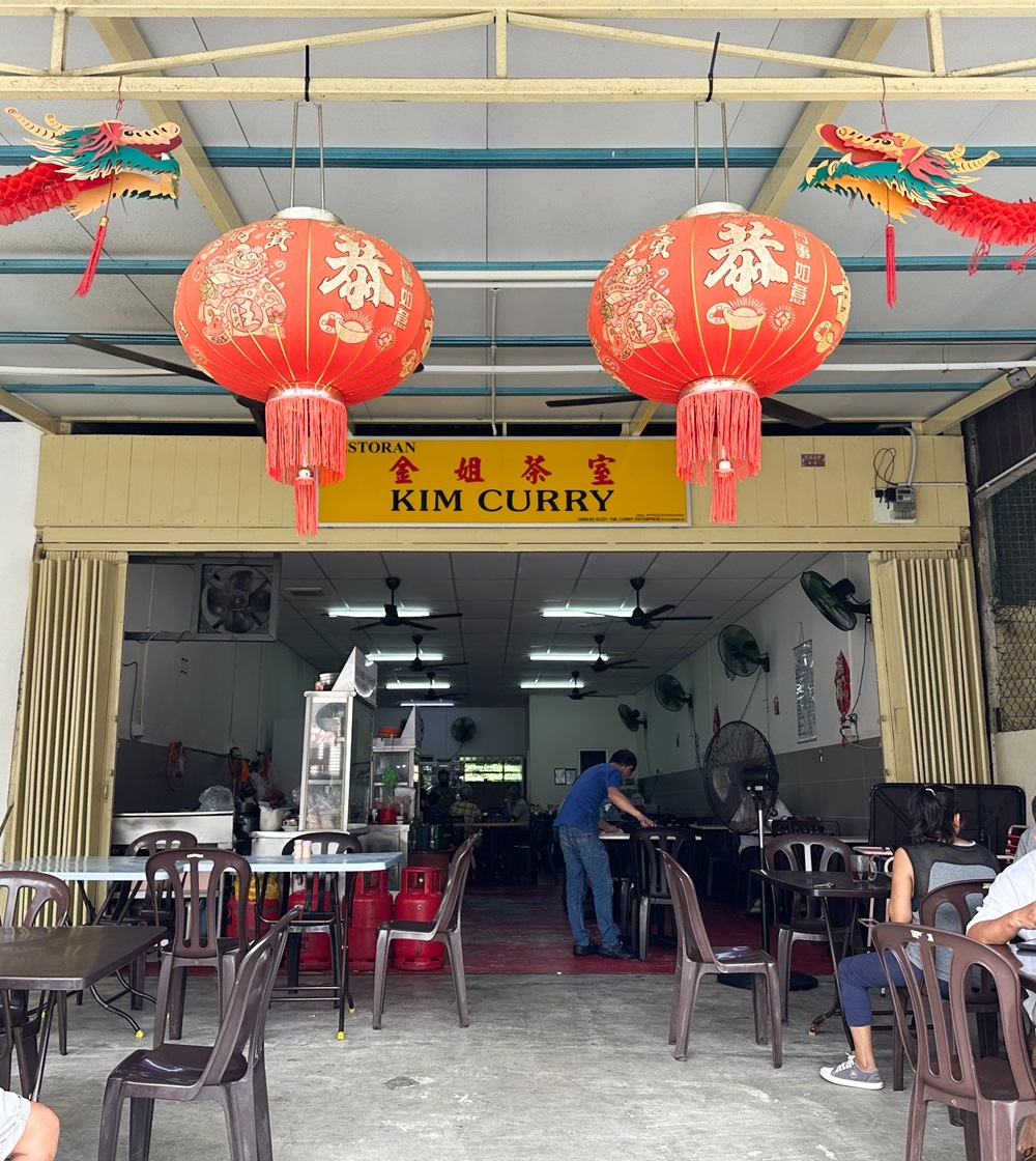 Find Kim Curry in Salak South New Village where an excellent bowl of beef noodles can also be found nearby at Kit Kee Beef Noodles, making it double the pleasure for a visit here 