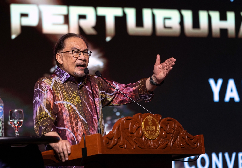 Prime Minister Datuk Seri Anwar Ibrahim has urged non-governmental organisations and youth movements in the country to heed the government’s call to reject corruption, abuse of power and oppression. — Bernama pic