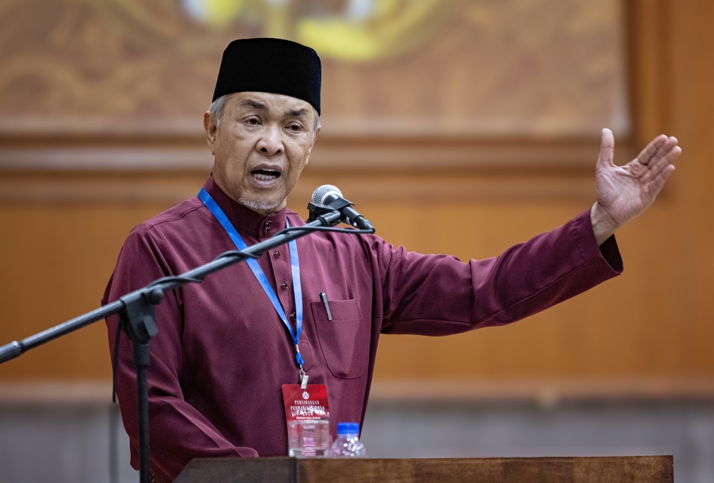 Deputy Prime Minister Datuk Seri Ahmad Zahid Hamidi said that proactive measures will be taken to address the problems faced by Felcra Berhad and its subsidiaries, due to the high debt burden. — Bernama pic