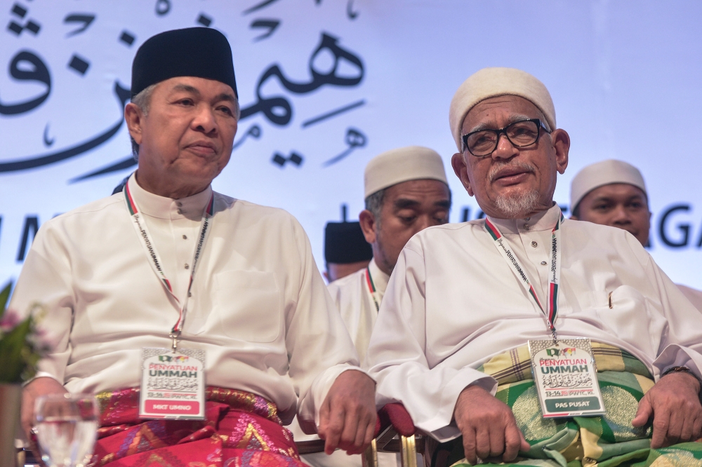 Previously allies, Datuk Seri Zahid Hamidi (left), says Umno will not cooperate with PAS if Datuk Seri Abdul Hadi Awang (right) continues as its president. — Picture by Shafwan Zaidon