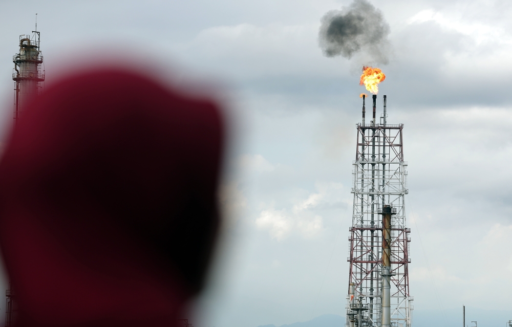 The Department of Environment (DOE) conducted an inspection at a crude oil refinery in Port Dickson July 8, 2024, after the release of black smoke from the facility reportedly caused air pollution that affected residents nearby last month. — Bernama pic