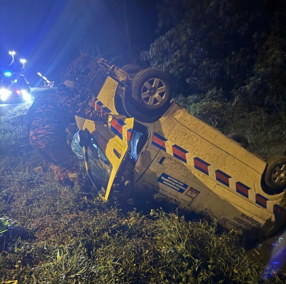 Four people were injured when a Health Ministry’s ambulance they were in skidded into a drain near Jalan Tol Kamunting, Taiping July 9, 2024. — Picture courtesy of Perak Fire and Rescue Department 