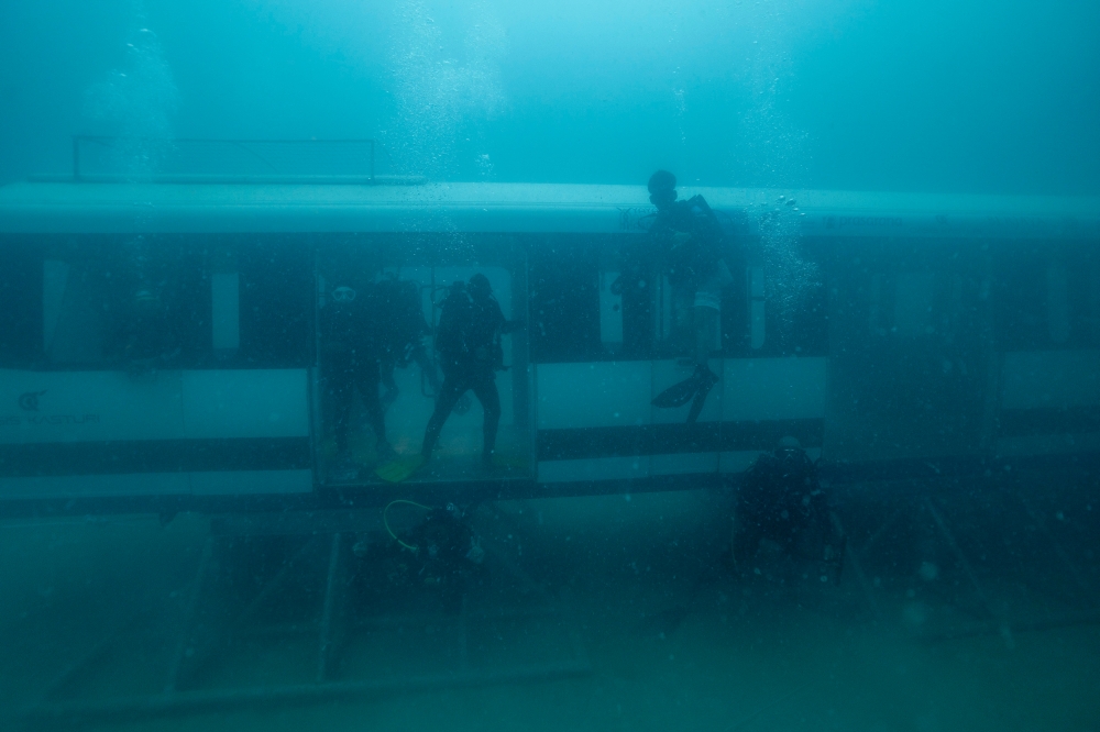 The LRT carriages can be seen fully underwater and being inspected by diving crew. — Bernama pic