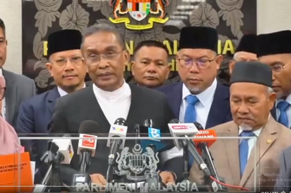 Speaking at a press conference at Parliament lobby, PAS secretary-general Datuk Seri Takiyuddin Hassan said the move was legal as the Melaka government had yet to implement the anti-hopping law when suspended Umno member Datuk Muhammad Jailaini Khamis made the switch to PAS. — Screengrab from X/#UMNOMemimpin