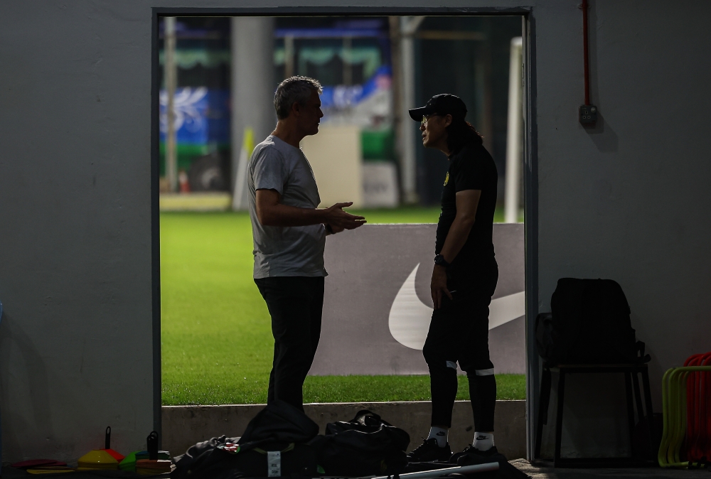 Football Association of Malaysia (FAM) technical director Scott O’Donell in a discussion with Malaysian head coach Kim Pan Gon during the Harimau Malaya squad’s central training camp at Wisma FAM, June 2, 2024. — Bernama pic 