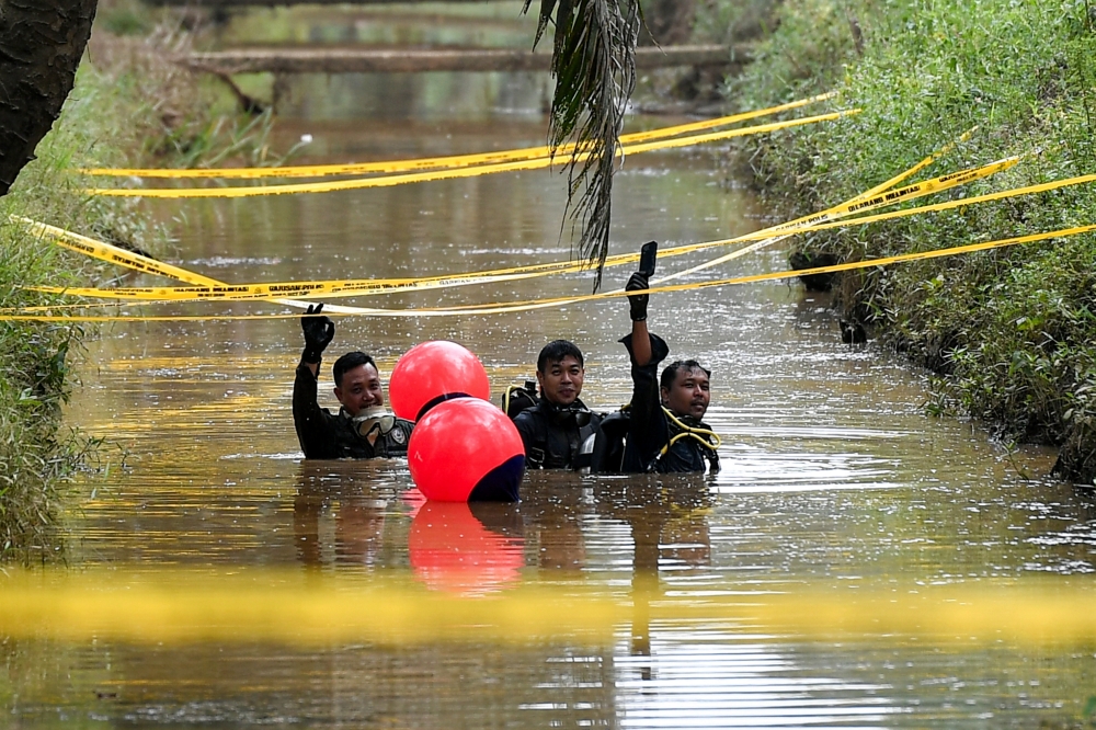 Police has recovered a smartphone, as part of its investigation into the murder of Nur Farah Kartini, in a ditch at a palm oil plantation in Kampung Sri Keledang, Hulu Bernam today. — Bernama pic