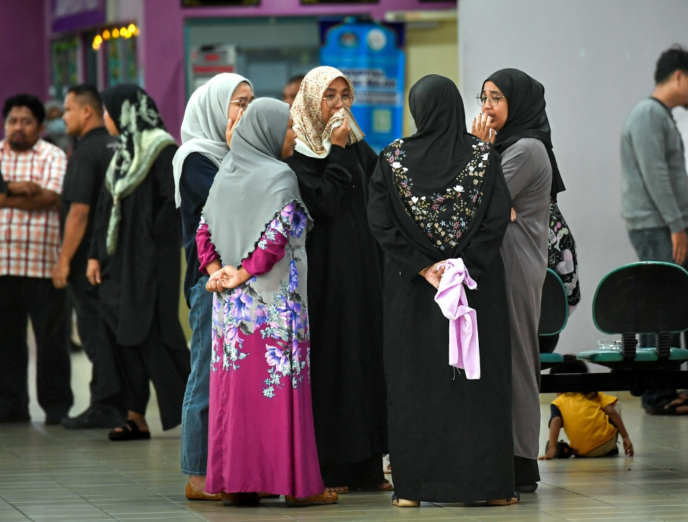 Relatives of Nur Farah Kartini Abdullah at the Forensic Department of Sungai Buloh Hospital. — Bernama pic