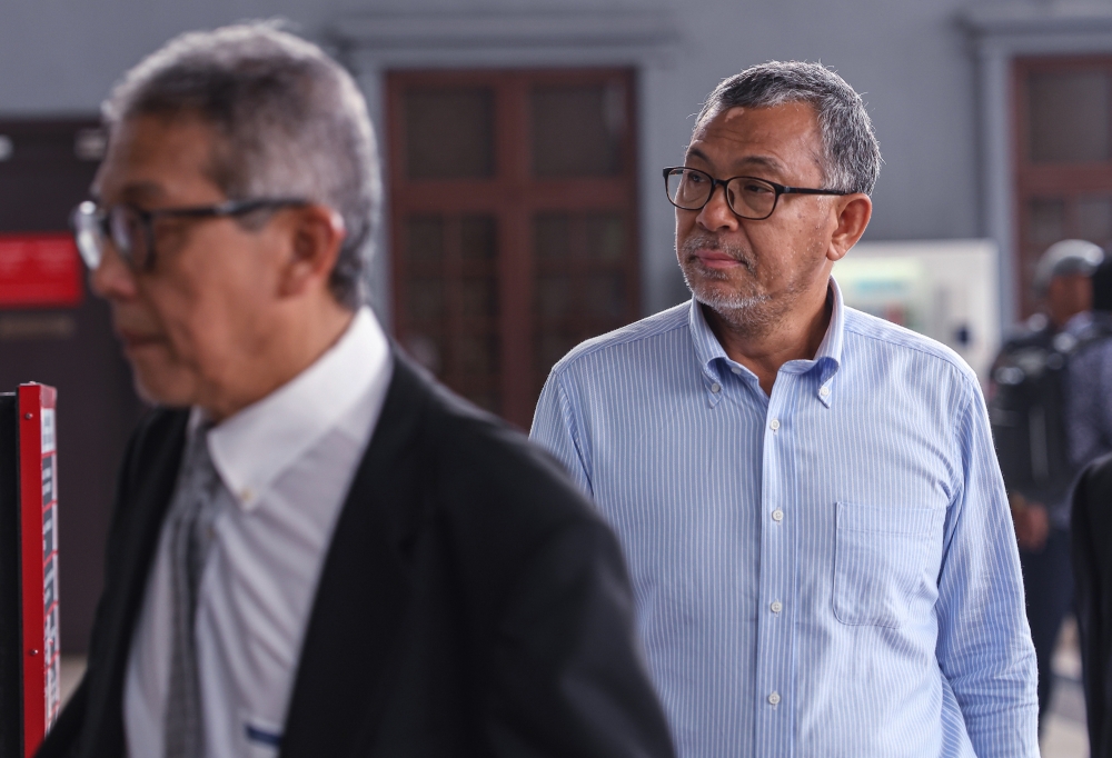 Former Perlis Menteri Besar Datuk Seri Azlan Man (right) at Sessions Court in Kuala Lumpur, July 18, 2024. — Bernama pic 