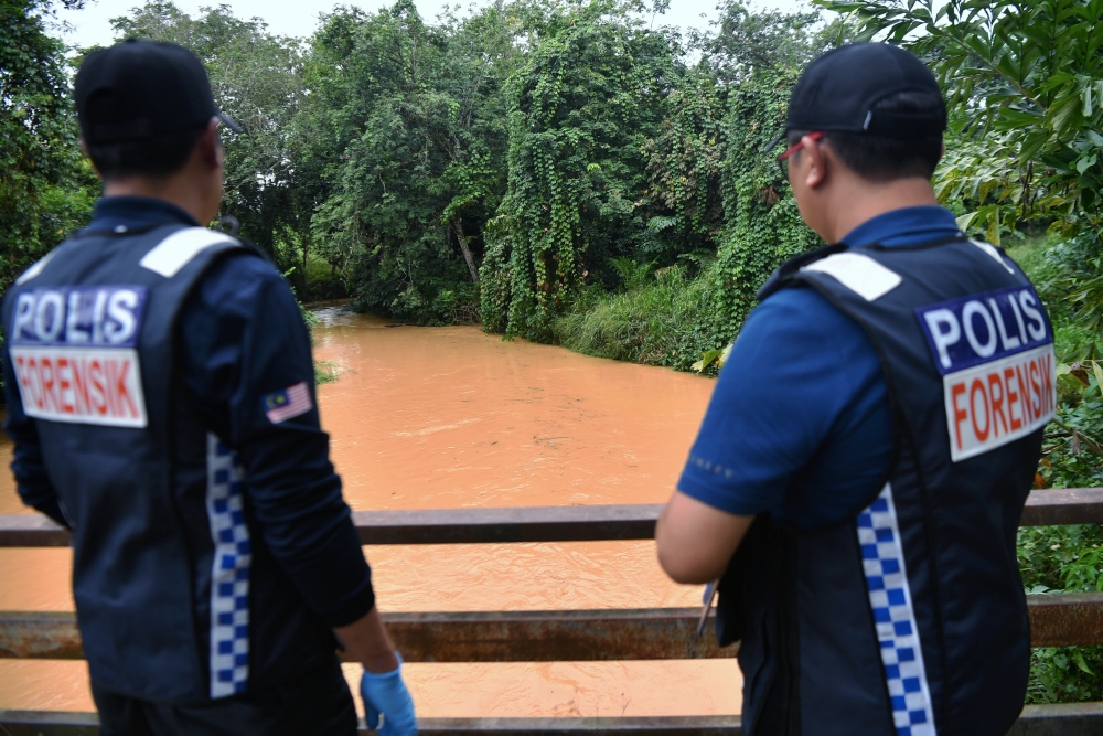 Police's Subaquatic Forensic Investigation Unit arrives at Kampung Batu 4, Trolak, Perak at 11am this morning. July 19, 024. — Bernama pic