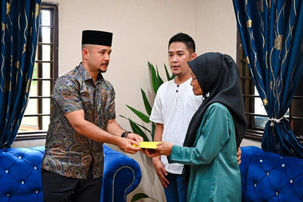 Pahang Sultan presents donation to murder victim Nur Farah Kartini’s family