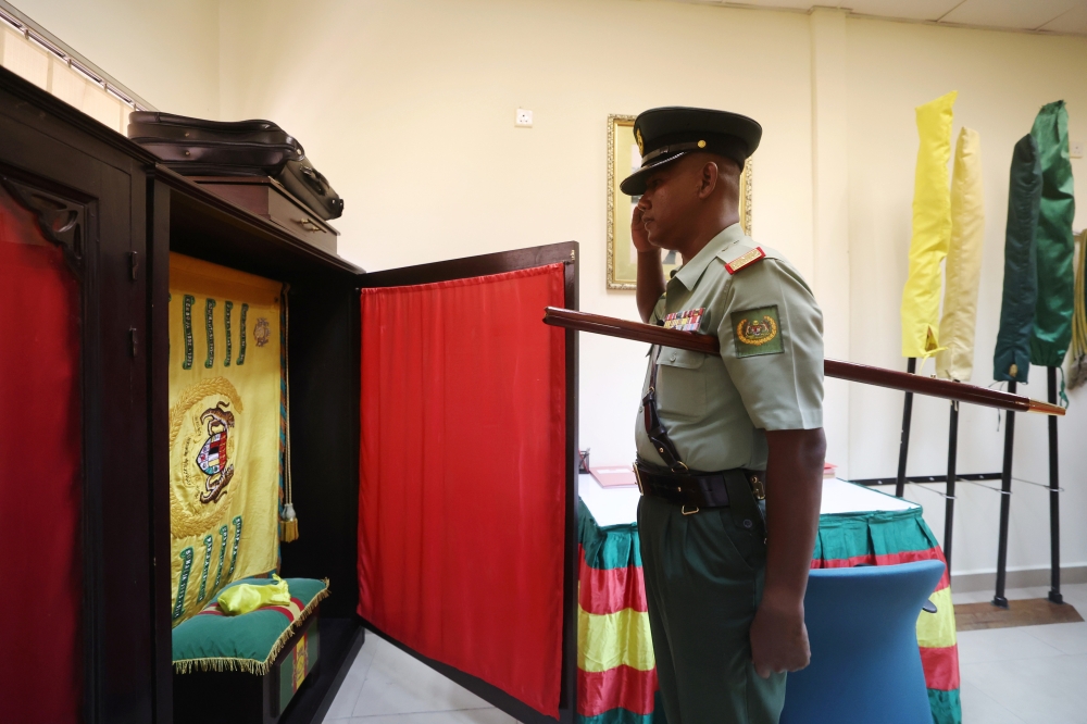 Regimental Sergeant Major (Ceremonial) of the 1st Battalion Royal Malay Regiment (1 RAMD), Warrant Officer 1 Mohd Nor Jeffuzan Nordin, salutes the Royal Standard box ahead of the final rehearsal of the Royal Honour Guard for the Installation Ceremony of the 17th King Sultan Ibrahim at the Army Camp in Sungai Besi in Kuala Lumpur July 18, 2024. — Bernama pic