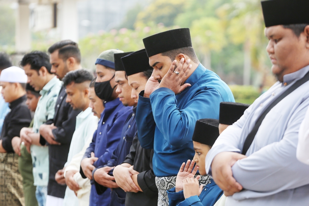 Muslim performaning Eid prayer on the 1st day of  Eid al-Fitr (Hari Raya Aidilfitri)  in the national mosque (Masjid Negara). 10 April 2024 . Picture by Choo Choy May.