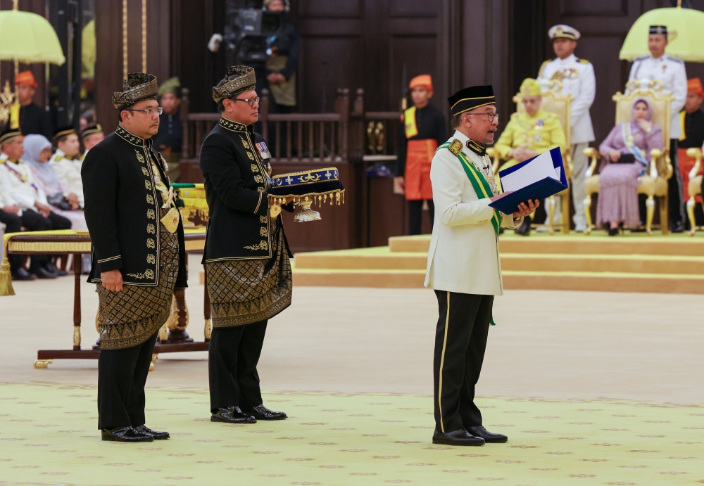 Prime Minister Datuk Seri Anwar Ibrahim pledges his loyalty to His Majesty Sultan Ibrahim on his installation as the 17th King of Malaysia at Istana Negara in Kuala Lumpur July 20, 2024. — Bernama pic