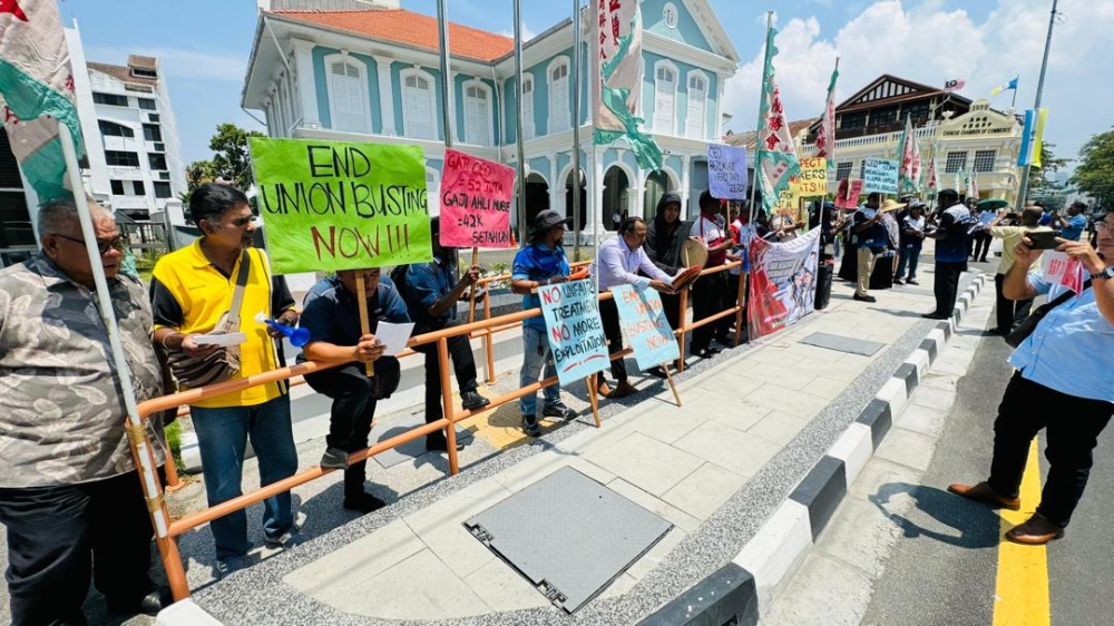 Bank union members participate in the picket outside the Light Street branch of Hong Leong Bank in George Town. — Picture courtesy of Nube