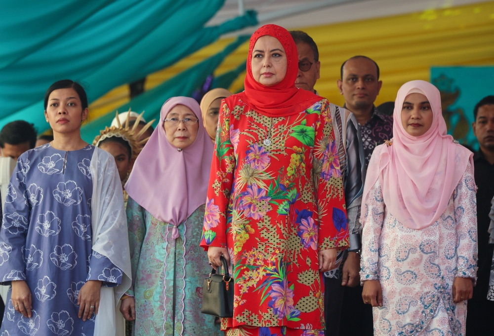 Her Majesty Raja Zarith Sofiah, Queen of Malaysia, visits the Orang Asli Hospital Gombak, July 23, 2024. Her Majesty’s visit was part of the events leading up to the Installation Ceremony of Sultan Ibrahim as the 17th Yang di-Pertuan Agong. Also present is the prime minister’s wife, Datuk Seri Dr Wan Azizah Wan Ismail. — Bernama pic 