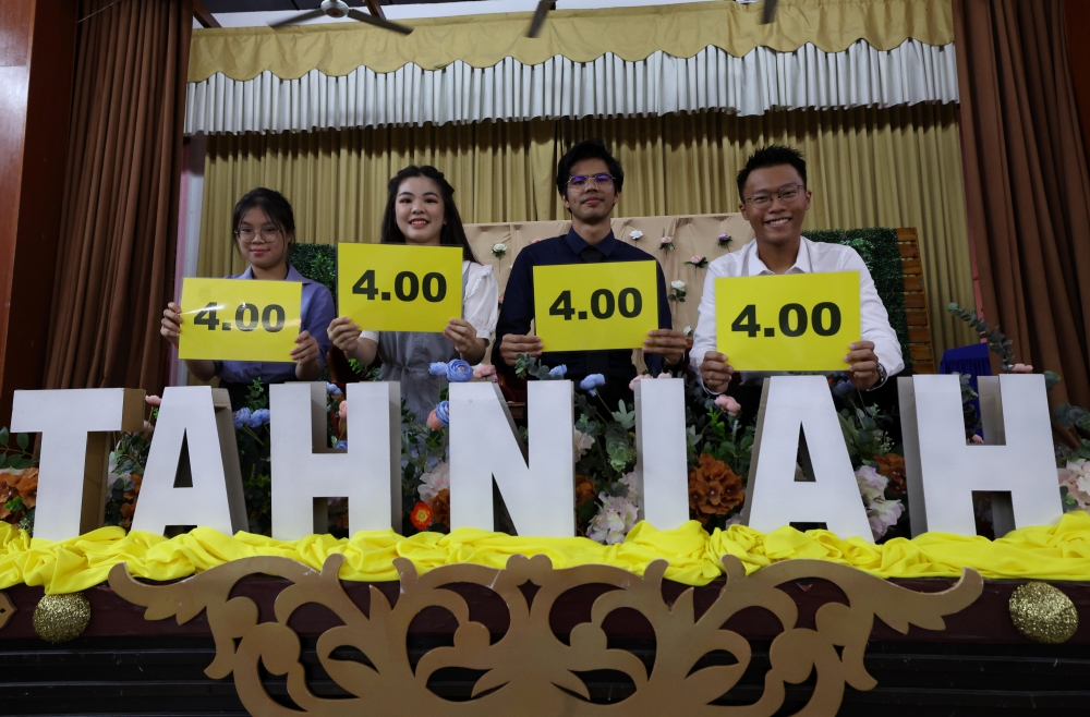 Sijil Tinggi Persekolahan Malaysia (STPM) students who obtained an overall Grade Point Average (GPA) of 4.00 (from left) Ng Yi Qing, Liew Ka Yan, Sohaib Hakimi Irfan Safdar and Kua Jun Xuan when met at Sultan Ismail National High School in Johor Baru July 23, 2024. — Bernama pic