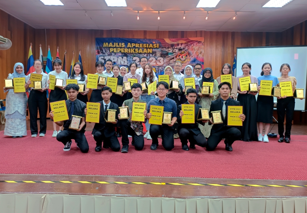 Melaka Education, Higher Education and Religious Affairs deputy exco Rosli Abdullah (back, centre) poses with outstanding students who recorded a GPA of 4.00 in the STPM examination at the Announcement Ceremony State-level STPM 2023 results at the Melaka State Education Department, Bukit Baru July 23, 2024. — Bernama pic