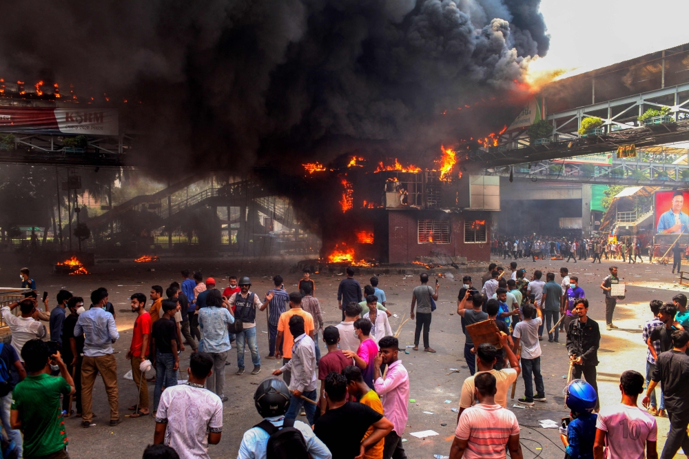 Anti-quota protesters clash with the police in Dhaka on July 18, 2024. Bangladesh woke on July 19 to survey destruction left by the deadliest day of ongoing student protests so far, which saw government buildings torched by demonstrators and a nationwide internet blackout put into effect. — AFP pic 