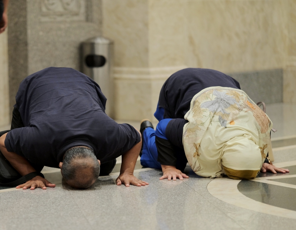 Zulkarnain Idros (left), father of murdered former Universiti Pertahanan Nasional Malaysia (UPNM) student Zulfarhan Osman Zulkarnain, and his wife Hawa Osman bowed in gratitude after the Court of Appeal sentenced six former UPNM students to death by hanging at Palace of Justice in Putrajaya July 23, 2024. — Bernama pic