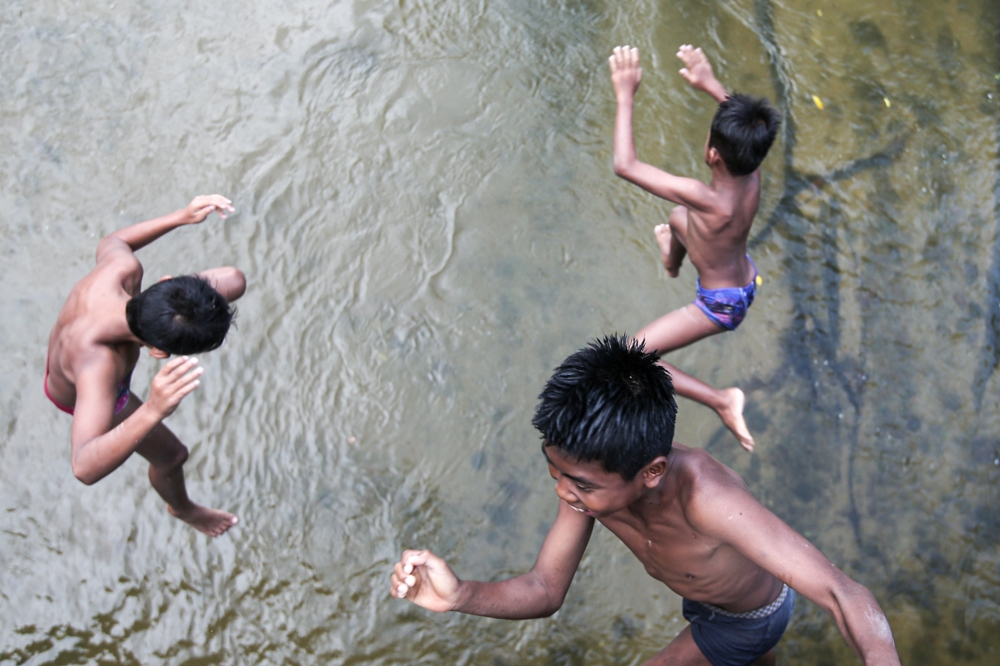 Orang Asli children taking a dip at a river at Pos Bersih to cool down during the hot weather in this file photo taken on February 19, 2024. Health Minister Datuk Seri Dzulkefly Ahmad said Malaysia’s prevalence of stunting among children under five has increased from 17.7 per cent in 2015 to 21.2 per cent in 2022. — Picture by Farhan Najib