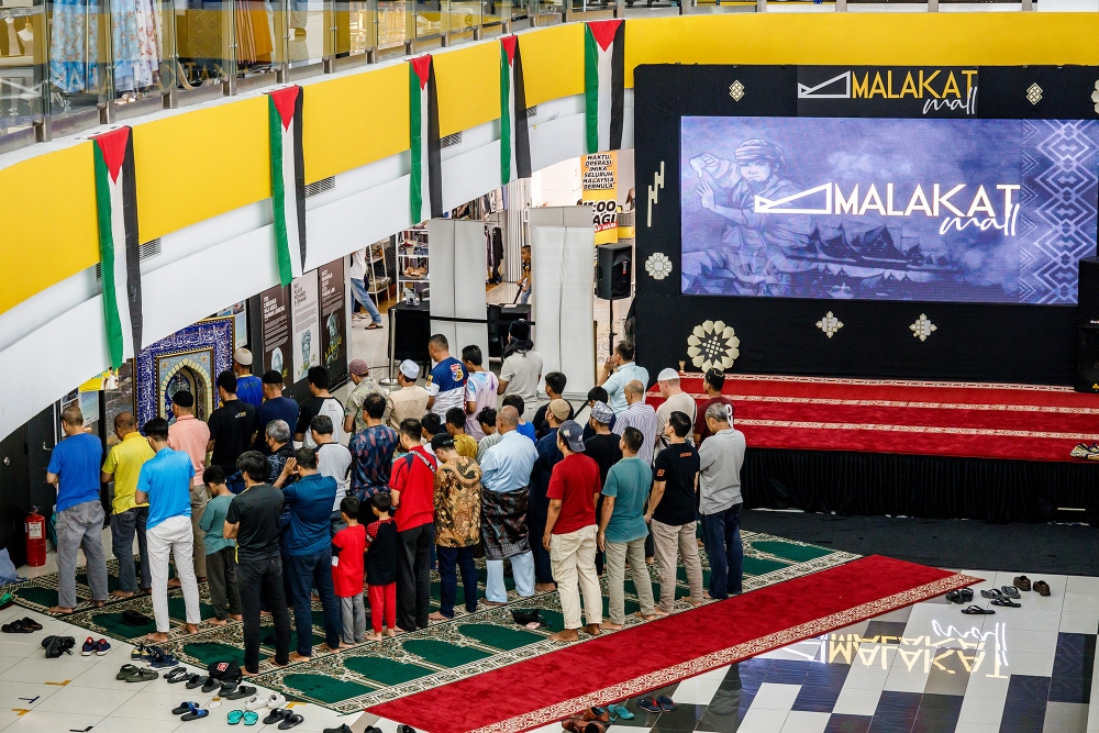 Customers pray inside Malakat Mall during the closing down sale at Malakat Mall in Cyberjaya July 20, 2024. — Picture by Firdaus Latif