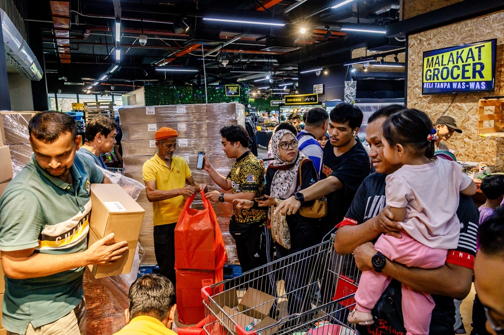 Customers are seen at Malakat Grocer during the closing down sale at Malakat Mall in Cyberjaya July 20, 2024. — Picture by Firdaus Latif