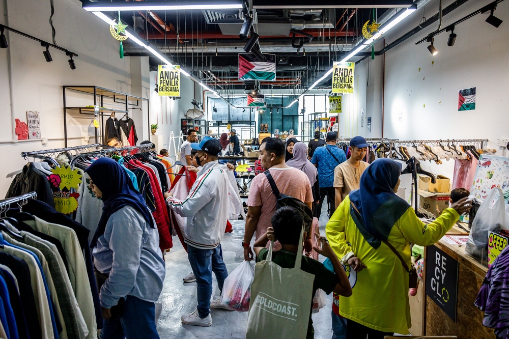 Customers shop at a clothing store during the closing down sale at Malakat Mall in Cyberjaya July 20, 2024. — Picture by Firdaus Latif