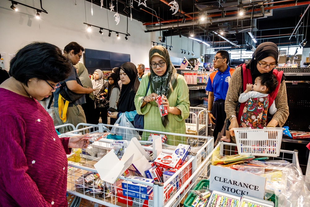 Customers look at discounted items during the closing down sale at Malakat Mall in Cyberjaya July 20, 2024. — Picture by Firdaus Latif