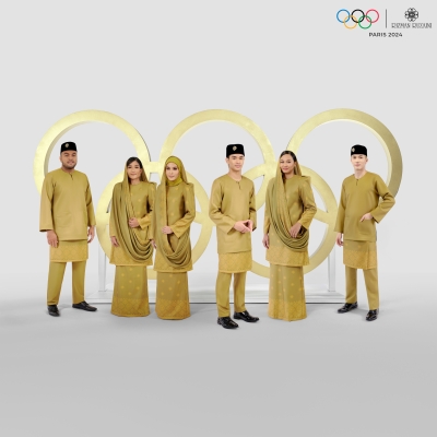 六名马来西亚运动员在国家代表团旗手的带领下展示2024年巴黎奥运会开幕式服装