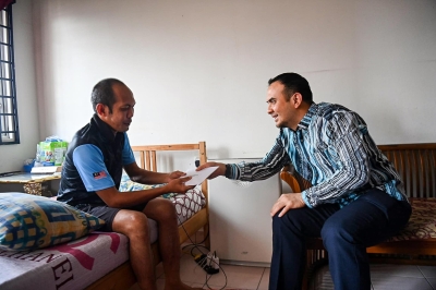 Injured Seri Perdana guard receives donation from PM Anwar