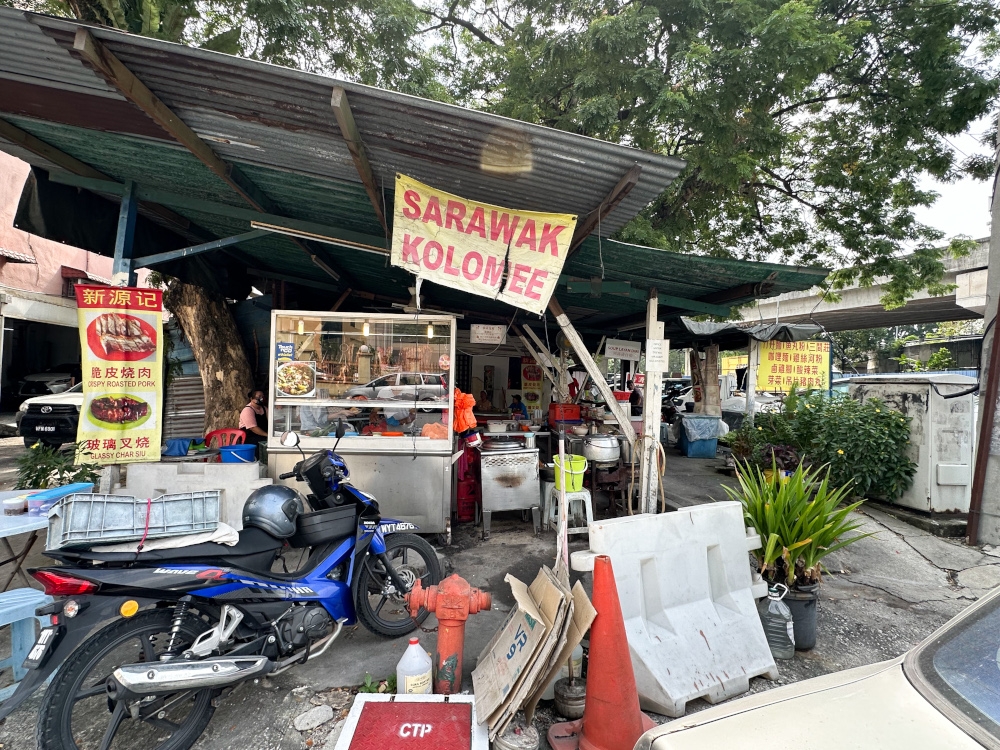 This place is hidden inside an industrial area peppered with factories and auto workshops.