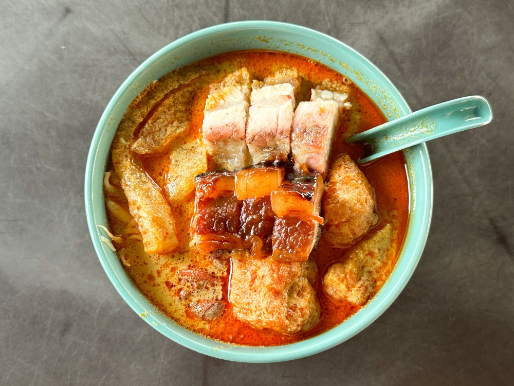 Curry mee for breakfast, where the stars of the show here are the thick cut ‘char siu’ and ‘siew yoke’ even though the curry broth lacks a spicy kick.