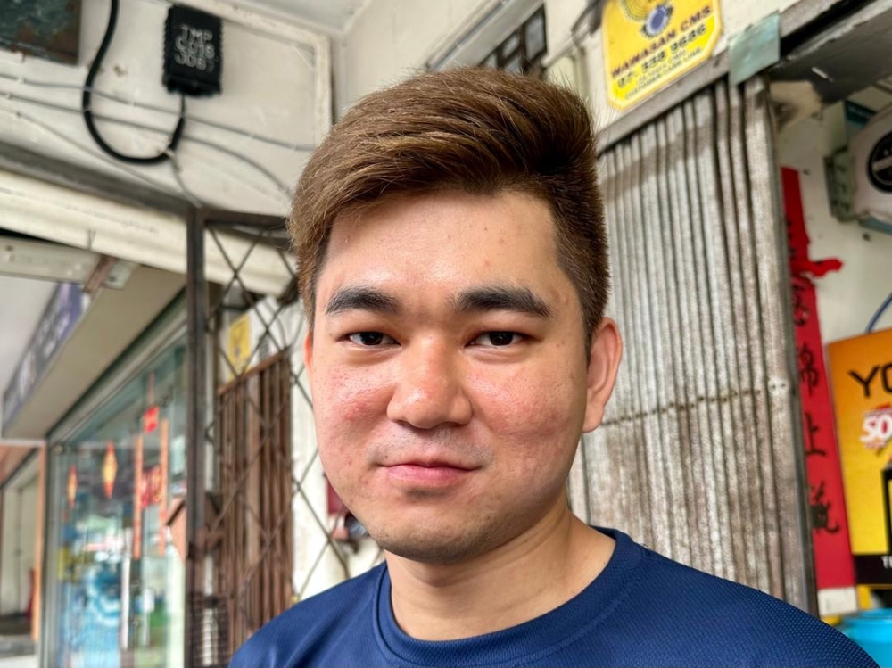 Mechanic Moo Sheng Wei said what used to be a 20-minute commute now takes more than an hour to go from home in Taman Selesa Jaya to his workplace in Taman Perling. — Picture by Ben Tan