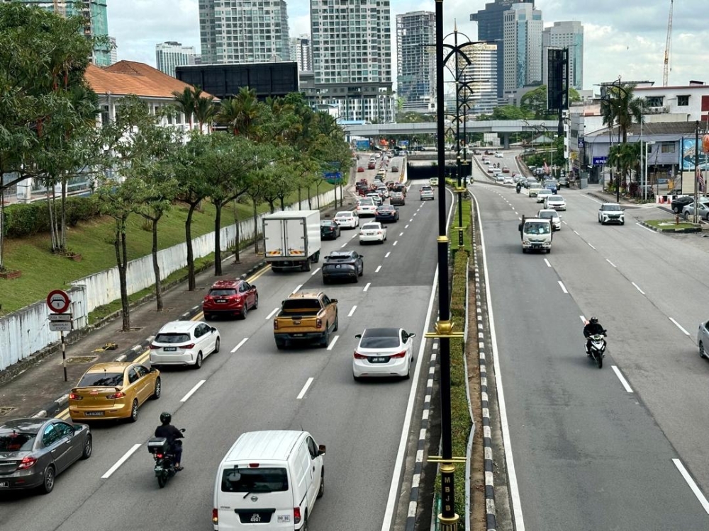 Traffic building up along Jalan Tebrau (left side) towards the Johor Baru city centre on July 16, 2024. — Picture by Ben Tan