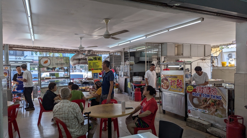 Pumbaa’s is located in the inner left corner of the coffeeshop, just one stall away from the prawn mee and ‘koay teow th’ng’ stall. — Picture by Ethan Lau