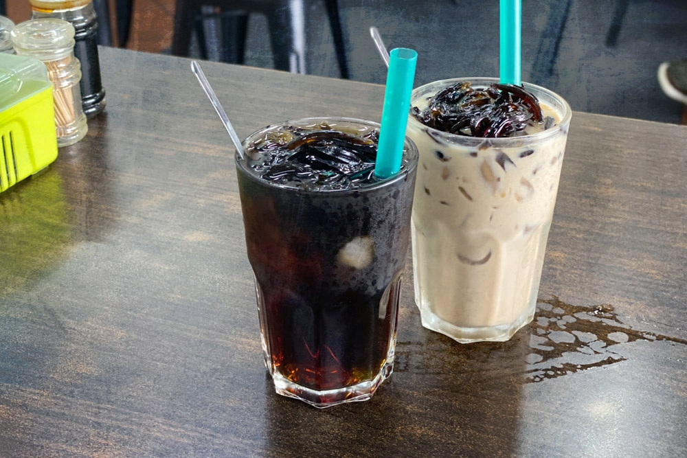 Iced Pat Poh Cincau (left) and Iced Fresh Milk Pat Poh Cincau (right). — Picture by CK Lim