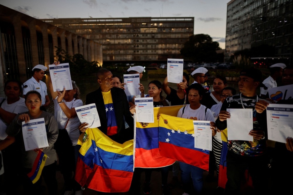 Venezuelan citizens take part in a protest against the electoral results that awarded Venezuela's President Nicolas Maduro a third term and to ask the Brazilian government to support democracy, in front of Itamaraty Palace in Brasilia, Brazil August 1, 2024. — Reuters pic  