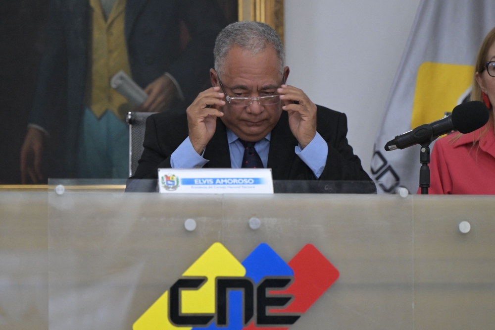 The President of the National Electoral Council (CNE), Elvis Amoroso, gestures during a press conference in Caracas on August 2, 2024. Venezuela’s electoral authority confirmed on August 2, 2024, the re-election for a third term of President Nicolas Maduro with 52 per cent of the votes, over the opposition Edmundo Gonzalez Urrutia (43 per cent), who denounces fraud and claims victory. — AFP pic